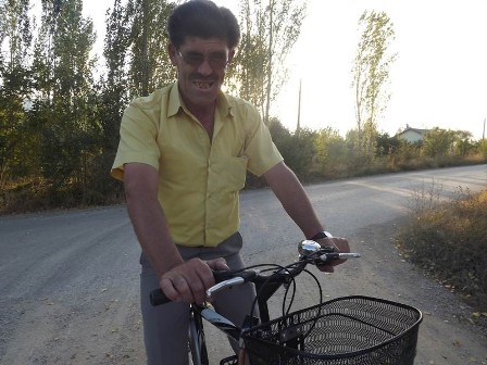 Gözleri görmediği halde bisikletiyle evine gidip geliyor