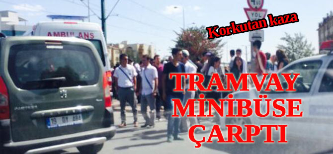 Tramvayla yolcu minibüsü çarpıştı: 3 yaralı