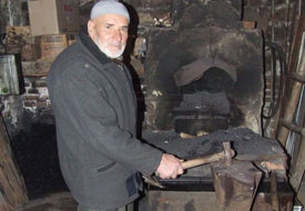 65 yıldır demiri işliyor