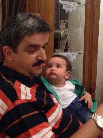 Seyit Hoca torununu kucağından düşürmüyor