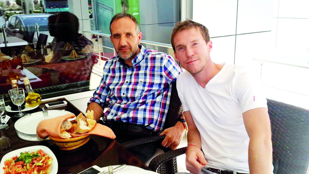 Yönetici ve oyuncu yemekte bir arada