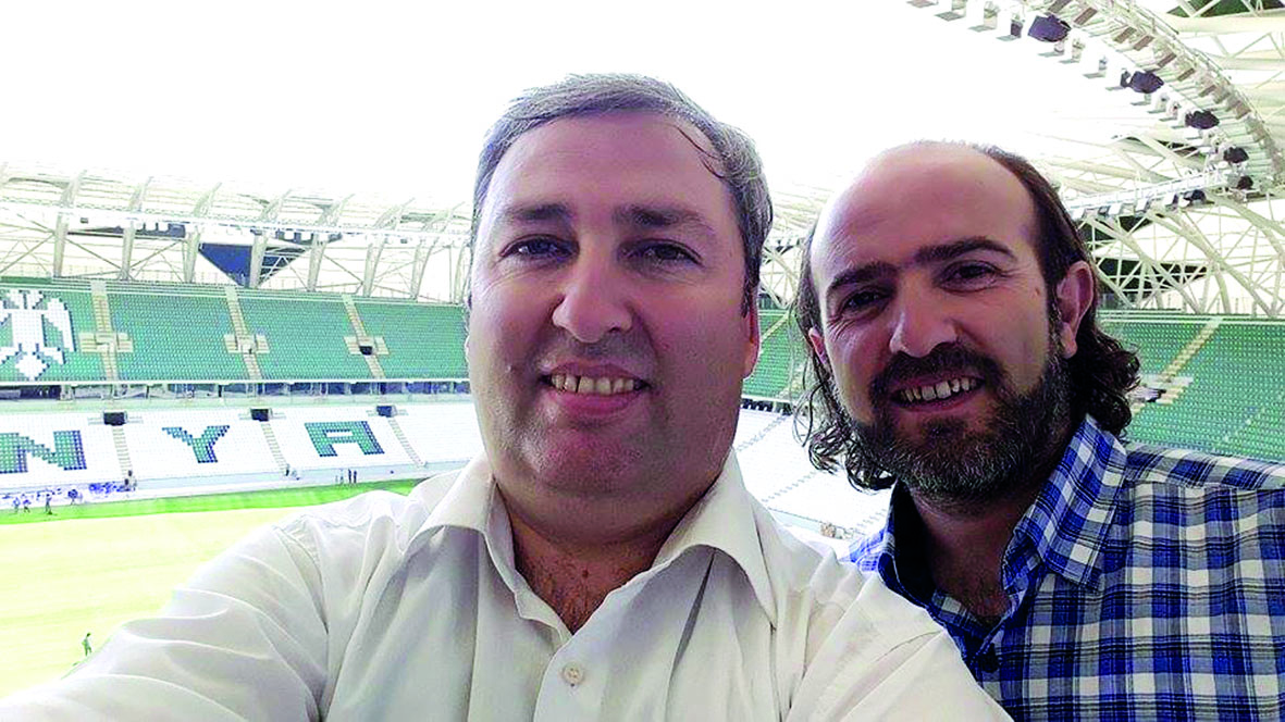 Dostlar stadyumda özçekim yaptı