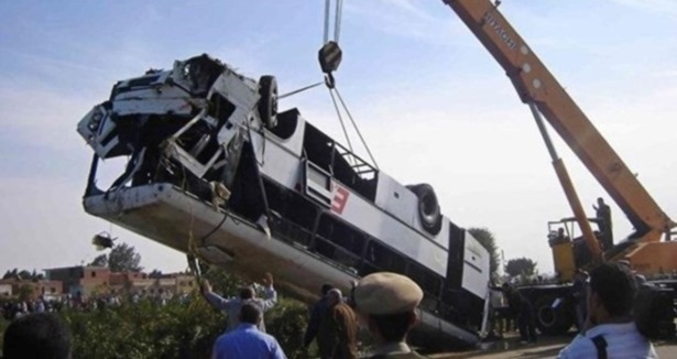 Otobüs boğaza yuvarlandı: 50 kayıp