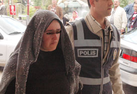 Genç kadın tartıştığı 3 kadını bıçakladı