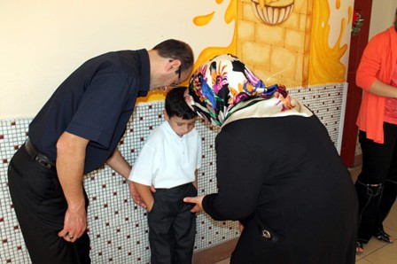 Sınıfa girmek istemeyen çocuk ailesine zor anlar yaşattı