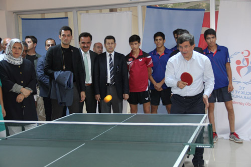 Başbakan Davutoğlu, masa tenisinde hünerini sergiledi