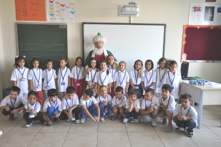 M. Özdemir’de öğrencileri  Hacivat ve Nasreddin hoca karşıladı
