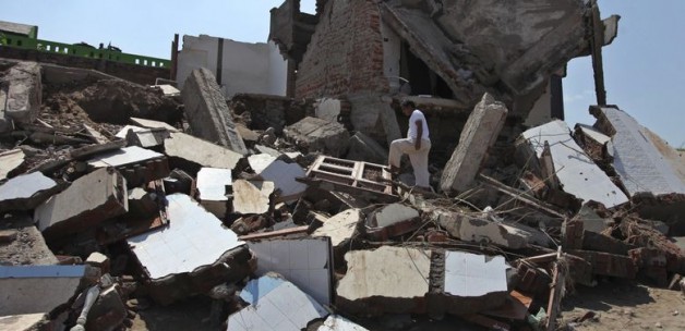 Pakistan'da caminin çatısı çöktü: 9 ölü