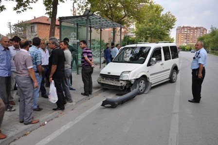 Oto hırsızı kaza yapıp kaçtı