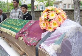 Genç kız son yolculuğuna uğurlandı