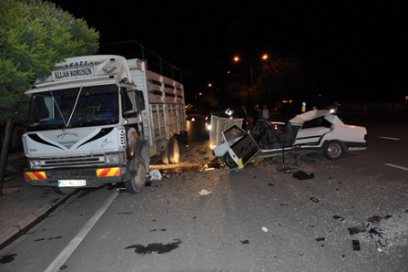 Otomobil park halindeki kamyonete çarptı: 1 yaralı
