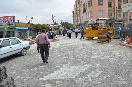 Ereğli’de yollar kilitli parke taşlarıyla döşeniyor