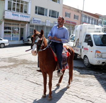 Ata binerek akaryakıt fiyatlarını protesto etti