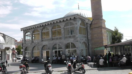 Cami muslukları çalındı