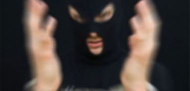 Maskeli hırsız dövdü kaçtı