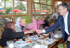Akyürek şehit anneleri ile buluştu