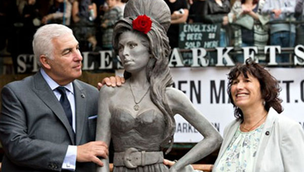 Amy Winehouse'un heykelini dikip ne yaptılar?