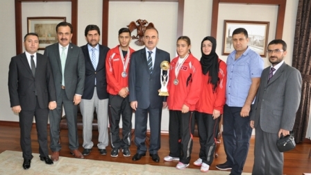 Vali Erol, şampiyon milli sporcuları altınla ödüllendirdi