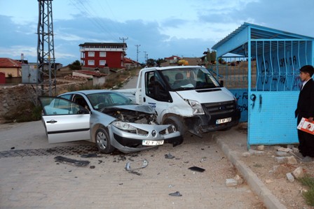 Otomobille kamyonet çarpıştı: 1 yaralı