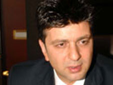 Akın İpek, Milliyet'e GÖZ DİKTİ