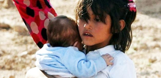 Küçük kardeşini aç susuz kucağında taşıdı!