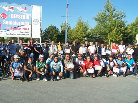 Beyşehir Gölü etrafında 165 kilometre pedal çevirdiler