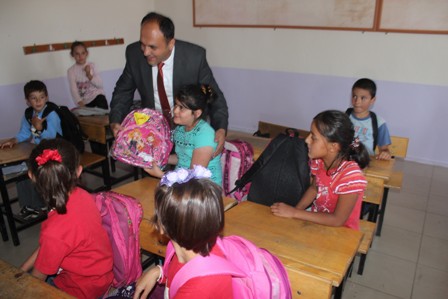 İlkokul öğrencilerini hediyelerle sevindirdiler