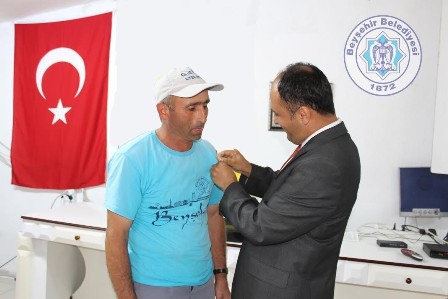 Beyşehir'de ayın başarılı personeline altın ödülü