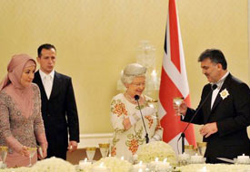 Gül'den Kraliçe'ye şaraplı ağırlama