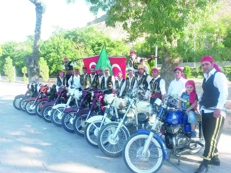 Efeler düğünlerde escortluk yapıyor