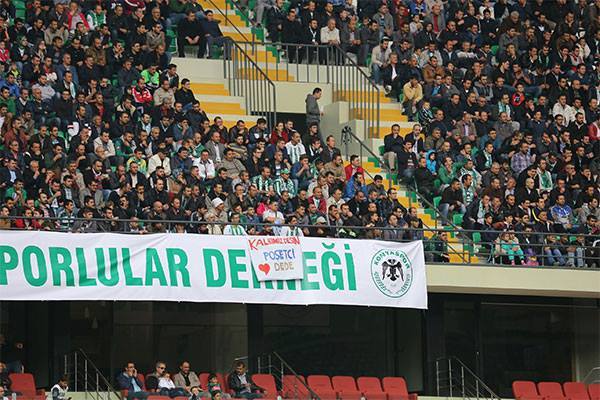 Konyaspor taraftarı 'Poşetli Dede'yi unutmadı
