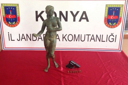 Bagajdan bronz kadın heykeli çıktı
