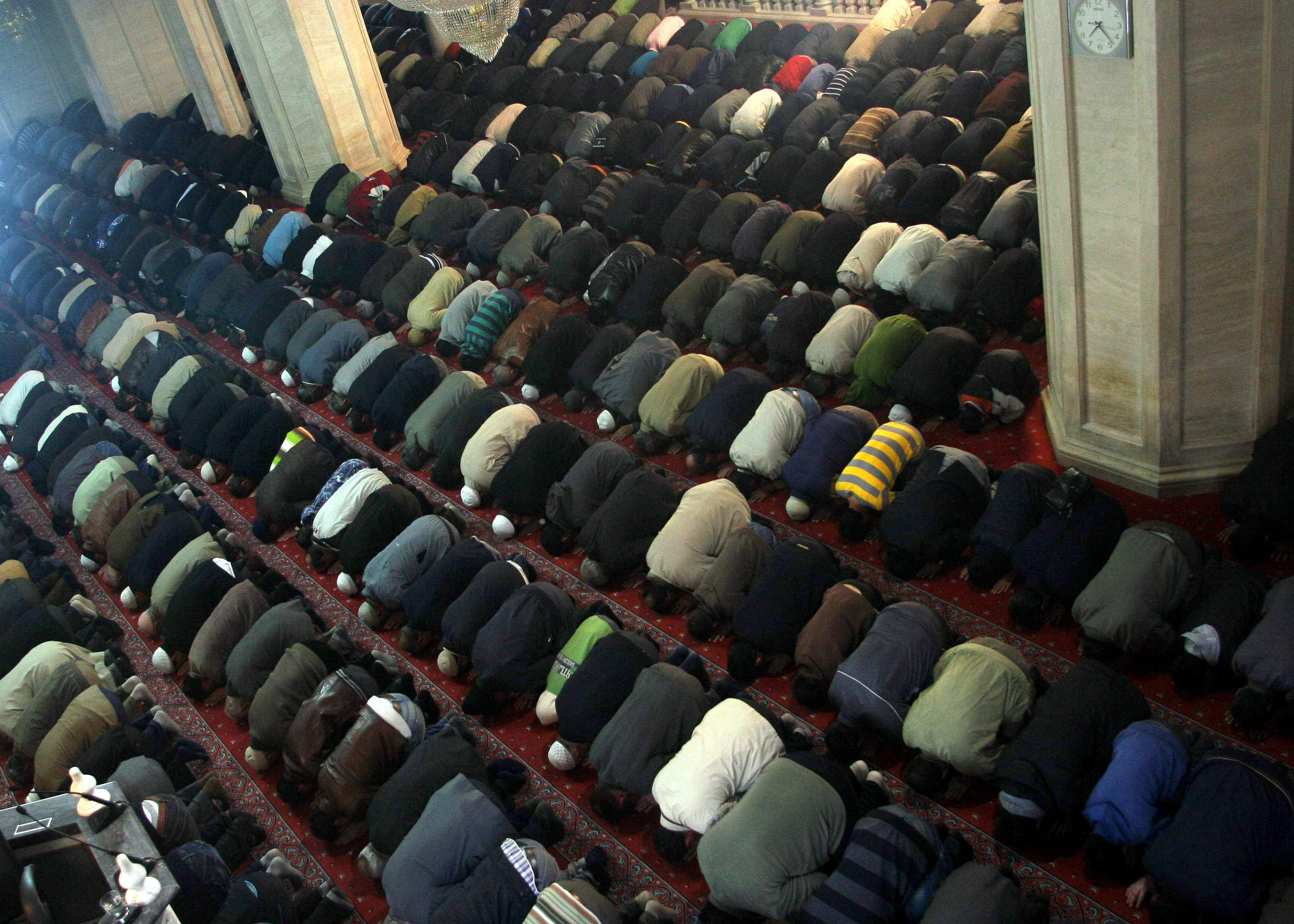 Как совершить байрам намаз. Палатка для намаза. Namaz. Что такое намаз в автобусе. Намаз делает в автобусе фото реальное