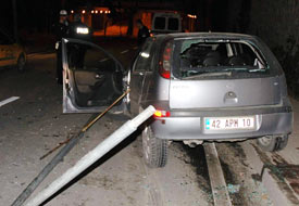 Alkollü sürücü lamba direğini söktü