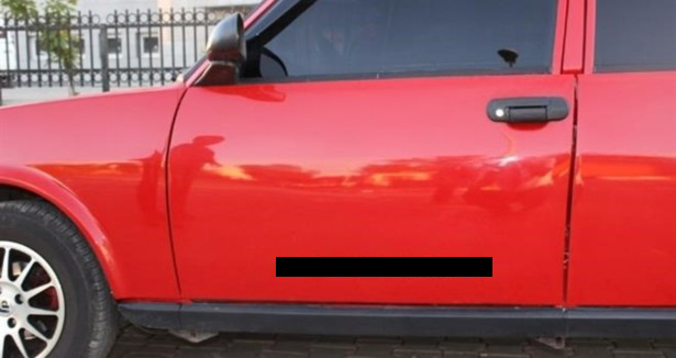 Arabadaki yazı görenleri şaşırtıyor