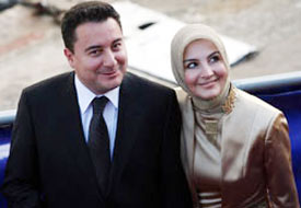 Zeynep Babacan'ın elindeki KİTAP