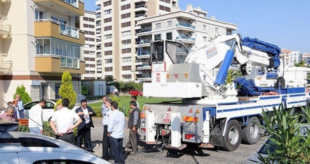 Sonunda bu da oldu: Arabasını 12'nci kata çıkarmak istedi