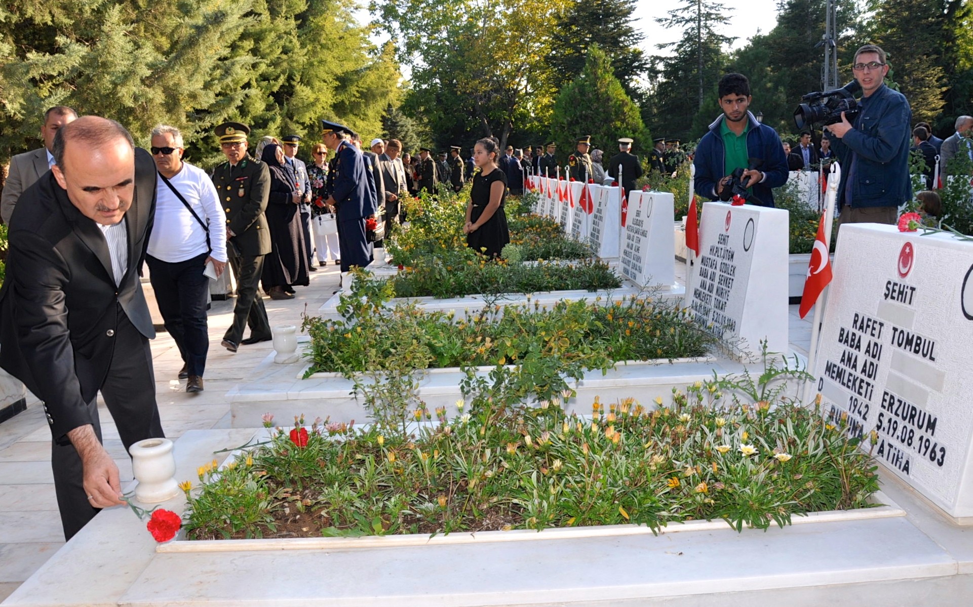 Vali Erol'dan şehitlerin kabirlerine ziyaret