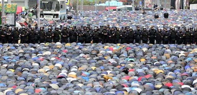 Polis gözetiminde bayram namazı