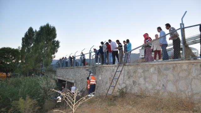 Otomobil Dereye Uçtu: 2 Yaralı