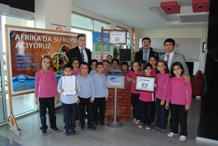 M.Özdemirli öğrenciler Afrika Ülkesi ÇAD’a Su kuyusu açtırmanın sevincini yaşıyor