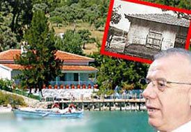 Özkök, kaçak iskelesini yıktırdı