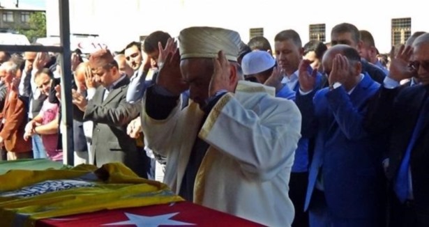 Hemşirenin cenaze namazını babası kıldırdı