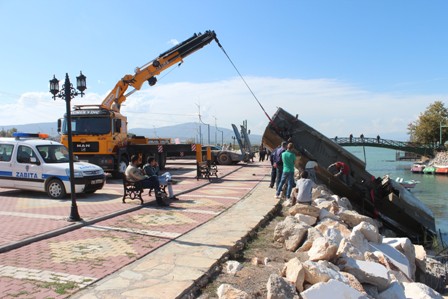 Beyşehir Gölü'nde batık tekne ve yatlar çıkarılıyor