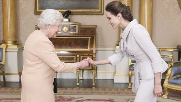 Angelina JOLİE Onursal Şövalye OLDU!