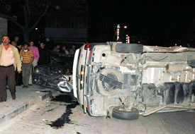 Otomobilin çarptığı minibüs devrildi