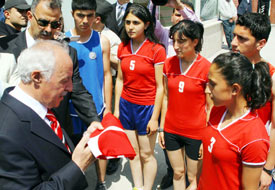 Bayrak Vali Aydın'a teslim edildi