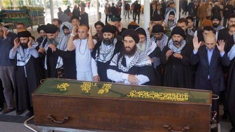 Üzmez'in cenazesinde ilginç detay