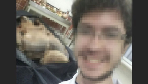 Doktor adayı kadavrayla 'selfie' çekti