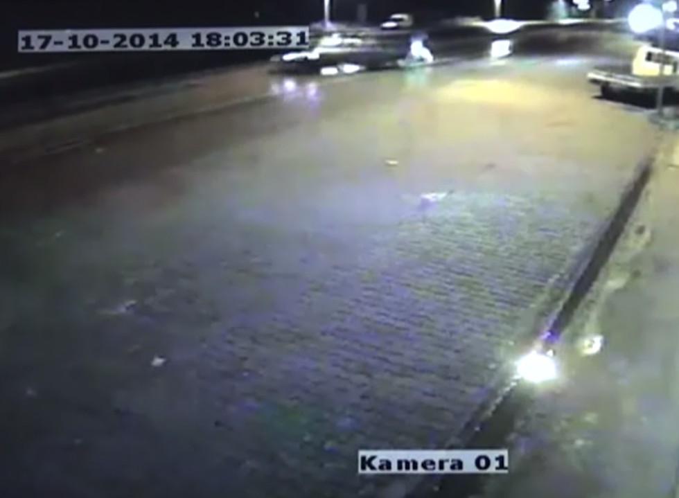 Otomobil bisiklete çarptı